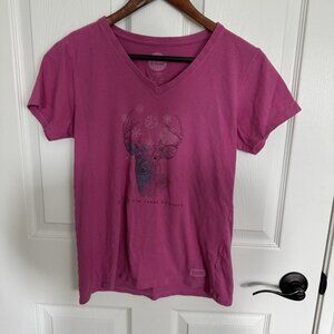 Life Is Good CELEBRATE GREAT OUTDOOR Deer Crusher Tee V-Neck Hot Pink Small